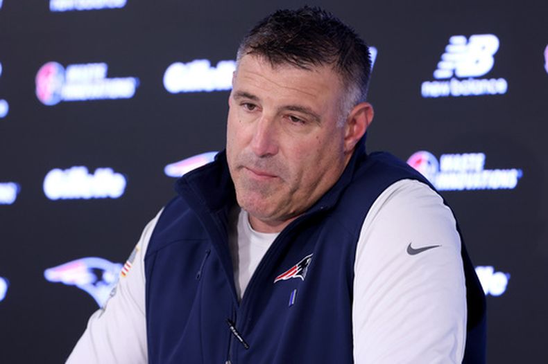 El entrenador de los Patriots de Nueva Inglaterra Mike Vrabel habla en conferencia de presa el martes 21 de abril del 2026. (AP Foto/Mark Stockwell)