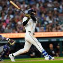 James Outman, de los Tigres de Detroit, pega un jonrón de tres carreras ante los Reales de Kansas City, el jueves 23 de julio de 2026 (AP Foto/Paul Sancya)