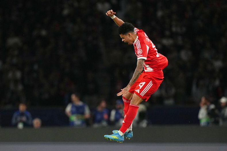 Luis Díaz festeja luego de anotar el cuarto gol del Bayern Múnich ante el Paris Saint-Germain en la ida de las semifinales de la Liga de Campeones, el jueves 28 de abril de 2026, en París. El PSG ganó 5-4. (AP Foto/Aurelien Morissard)
