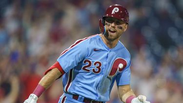 Kody Clemens, de los Filis de Filadelfia, festeja tras conectar un sencillo que significó el triunfo ante los Tigres de Detroit, el jueves 8 de junio de 2013 (AP Foto/Chris Szagola)