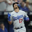 El cubano Miguel Vargas, de los Dodgers de Los Ángeles, festeja tras conectar un jonrón en el duelo ante los Rays de Tampa Bay, el sábado 27 de mayo de 2023 (AP Foto/Chris OMeara)