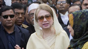 ARCHIVO - La ex primera ministra y presidenta del Partido Nacionalista de Bangladesh (BNP) Khaleda Zia, en el centro, sale tras una comparecencia judicial en Daca, Bangladesh, el 28 de diciembre de 2017. (AP Foto/A.M. Ahad, Archivo)