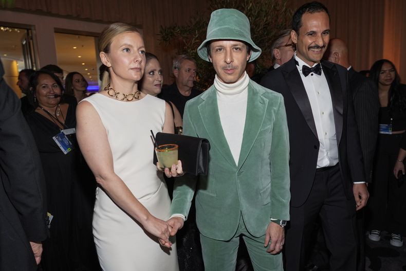 Emma Wall, izquierda, y Jeremy Strong llegan a la 82ª edición de los Globos de Oro el domingo 5 de enero de 2025 en el Beverly Hilton de Beverly Hills, California. (Foto AP/Chris Pizzello)