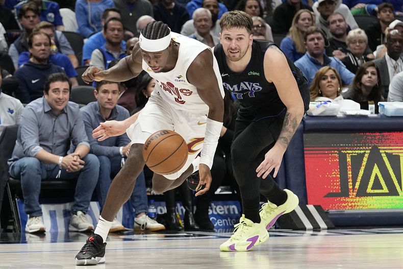 Caris LeVert, de los Cavaliers de Cleveland, elude al esloveno Luka Doncic, de los Mavericks de Dallas, durante el partido del miércoles 27 de diciembre de 2023 (AP Foto/LM Otero)