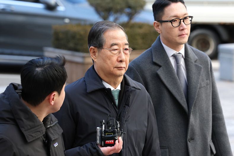 ARCHIVO - El ex primer ministro de Corea del Sur Han Duck-soo (centro), llega a la Corte Central de Distrito de Seúl para una vista de sentencia en un caso de insurrección, en Seúl, Corea del Sur, el 21 enero de 2026. (Chung Sung-Jun/Pool Foto vía AP, archivo)