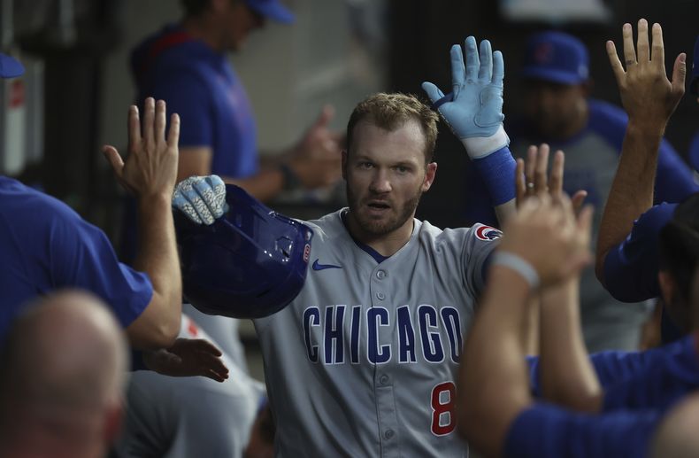 El jardinero de los Cachorros de Chicago Ian Happ celebra su jonrón en la séptima entrada ante los Medias Blancas de Chicago el sábado 26 de julio del 2025. (AP Foto/Talia Sprague)