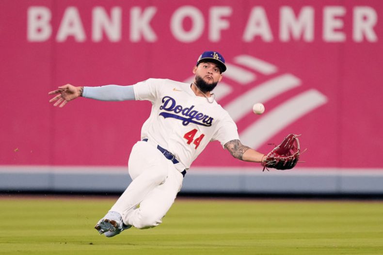 El cubano Andy Pagés, de los Dodgers de Los Ángeles, atrapa una pelota en el juego inaugural de la campaña, el jueves 26 de marzo de 2026, ante los Diamondbacks de Arizona (AP Foto/Mark J. Terrill)