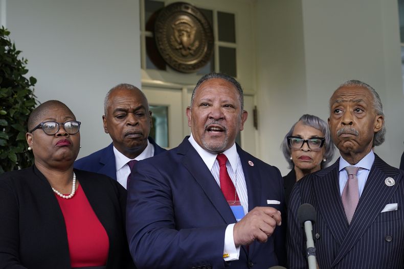 ARCHIVO - Marc Morial, en el centro, presidente y director general de la National Urban League, habla con periodistas en el Ala Oeste de la Casa Blanca en Washington, el 8 de julio de 2021, tras una reunión con el presidente Joe Biden y líderes de importantes organizaciones de derechos civiles. (AP Foto/Susan Walsh, Archivo)