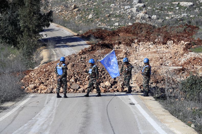 Tropas de paz de Naciones Unidas portan su bandera en Blida, un pueblo libanés en la frontera con Israel en el sur de Líbano, el sábado 25 de enero de 2025. (AP Foto/Mohammed Zaatari)