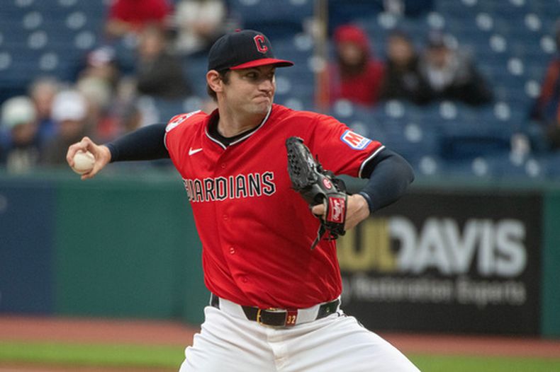 El abridor de los Guardianes de Cleveland Gavin Williams lanza en la primera entrada ante los Orioles de Baltimore el sábado 18 de abril del 2026. (AP Foto/Phil Long)