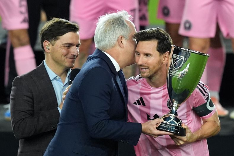 El argentino Lionel Messi, del Inter Miami, es felicitado por el dueño del equipo Jorge Mas, luego de conquistar el título de la Conferencia Este al imponerse sobre el New York City FC, el sábado 29 de noviembre de 2025 (AP Foto/Rebecca Blackwell)