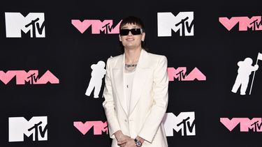 El cantante mexicano Peso Pluma llega a la entrega de los Premios MTV a Videos Musicales en el Prudential Center en Newark, Nueva Jersey, el martes 12 de septiembre de 2023. La compañía promotora Music Vibe MX anunció el 20 de septiembre se cancelarían fechas adicionales de la gira de Peso Pluma en México. Las fechas canceladas son en Culiacán, Querétaro, Puebla y Acapulco, previstas entre el 29 de octubre y el 10 de noviembre. Peso Pluma recibió amenazas en la ciudad de Tijuana la semana pasada. (Foto de Evan Agostini/Invision/AP)