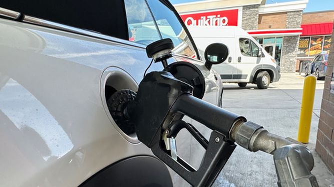 Un conductor llena el tanque de un vehículo en una gasolinería QuikTrip el martes 15 de septiembre de 2026, en Greenwood Village, Colorado. (AP Foto/David Zalubowski)