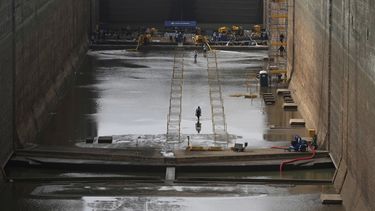Trabajadores dan mantenimiento a la esclusa Pedro Miguel del Canal de Panamá en una operación de rutina en Ciudad de Panamá, el viernes 30 de mayo de 2025. (AP Foto/Matías Delacroix)