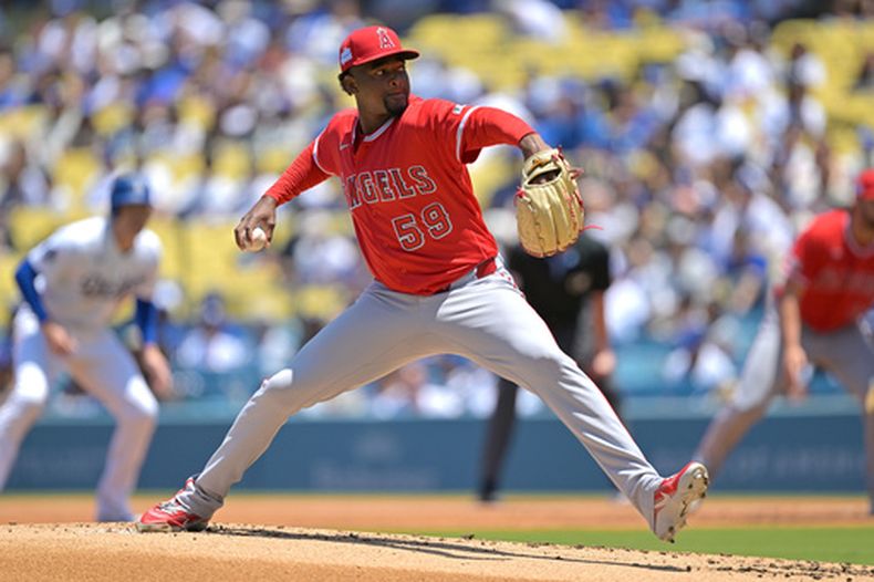 El lanzador abridor de los Angelinos de Los Ángeles, José Soriano, realiza un lanzamiento hacia el plato durante la primera entrada de un partido de béisbol contra los Dodgers de Los Ángeles, el domingo 7 de junio de 2026, en Los Ángeles. (Foto AP/Jayne Kamin-Oncea)