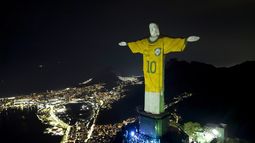 La estatua del Cristo Redentor es iluminada con una imagen del jersey brasileño de Pelé, a manera de homenaje al astro del fútbol en su primer aniversario luctuoso, en Río de Janeiro, Brasil, el viernes 29 de diciembre de 2023. (AP Foto/Bruna Prado)