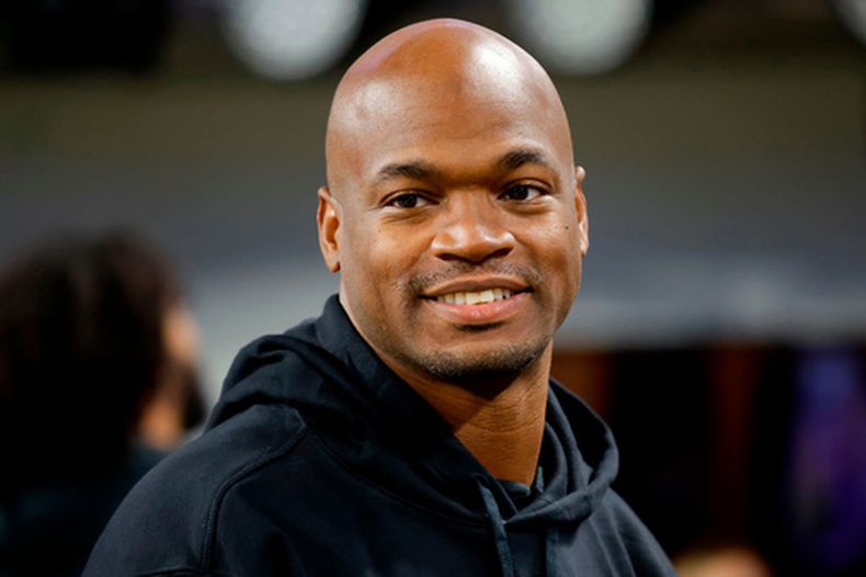 ARCHIVO - Adrian Peterson, ex corredor de los Vikings de Minnesota, aparece de pie a un costado del campo previo al partido de la NFL entre los Vikings y los Bears de Chicago, el 27 de noviembre de 2023, en Minneapolis. (AP Foto/Bruce Kluckhohn, Archivo)