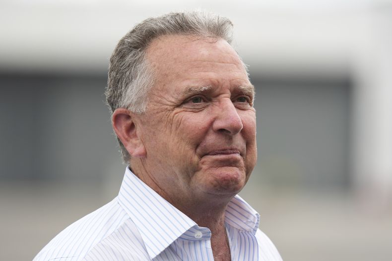 El enviado estadounidense para el Medio Oriente Steve Witkoff espera la llegada del presidente Donald Trump en el Aeropuerto Teterboro de Nueva Jersey el 13 de julio del 2025. (AP foto/Jacquelyn Martin)