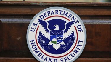 El sello del Departamento de Seguridad Nacional de EEUU (DHS, por sus siglas en inglés), mientras su titular, Kristi Noem, visita la Estación Aérea de la Guardia Costera en Kodiak, Alaska, el lunes 17 de marzo de 2025. (AP Foto/Alex Brandon)