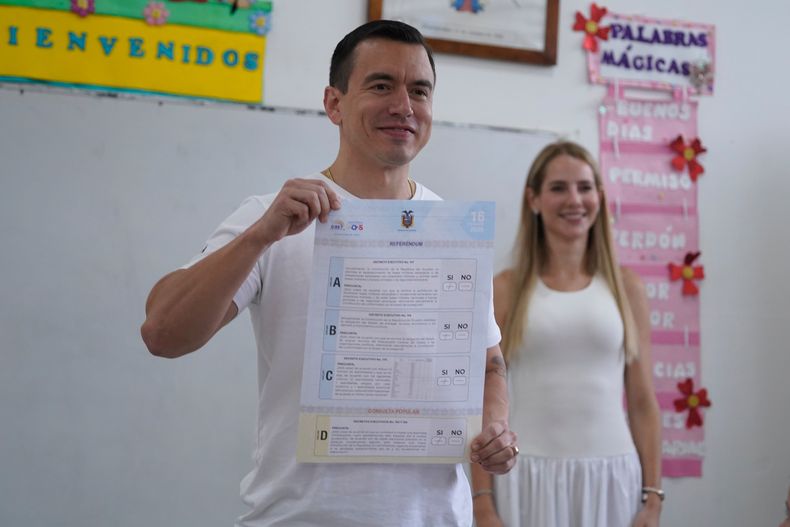 El presidente ecuatoriano Daniel Noboa muestra su voto en un referéndum sobre si permitir bases militares extranjeras en el país y reescribir la constitución a través de una asamblea constituyente, en Olón, Ecuador, el domingo 16 de noviembre de 2025. (Foto AP/César Muñoz)