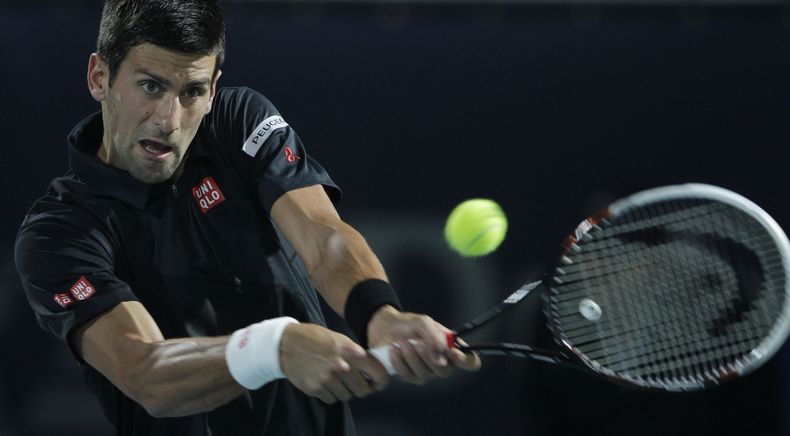 El serbio Novak Djokovic devuelve una pelota contra el espa&ntilde;ol Roberto Bautista-Agut en el torneo de Dubai el mi&eacute;rcoles, 26 de febrero de 2014, en Dubai. (AP Photo/Kamran Jebreili)