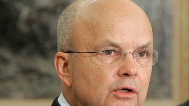 americateve | Foto del 8 de mayo del 2006 de Michael Hayden en la Casa Blanca poco despu&eacute;s de ser nombrado por el presidente George W. Bush director de la CIA. Hayden dice que jam&aacute;s le minti&oacute; al Congreso al hablar de los interrogatorios a los sospe