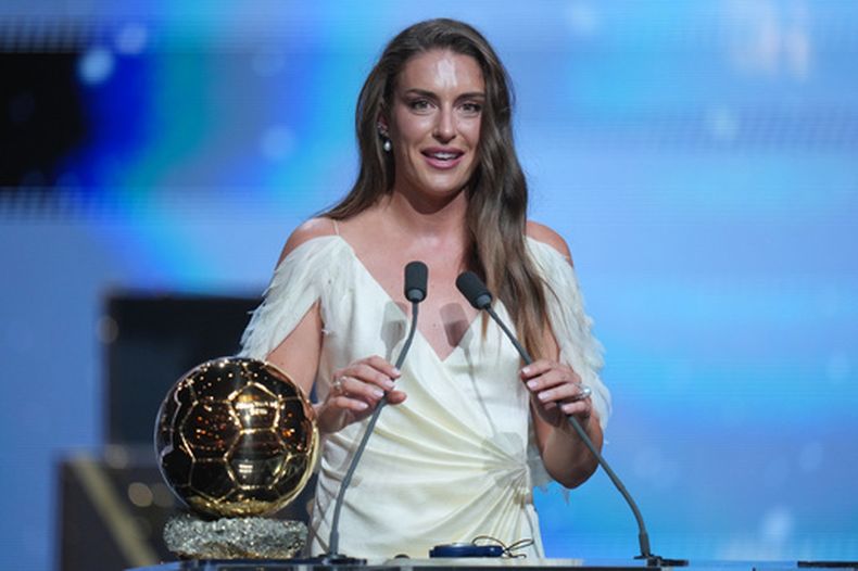 Alexia Putellas, jugadora española del London City Lionesses, gana el Balón de Oro Femenino en la ceremonia celebrada en el London Palladium Theatre, el lunes 26 de octubre de 2026, en Londres, Inglaterra. (AP Foto/Kin Cheung)