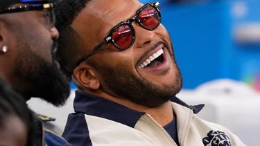 ARCHIVO - Foto del 23 de noviembre del 2025, el exjugador de los Rams de Los Ángeles Aaron Donald antes del juego ante los Buccaners de Tampa Bay. (AP Foto/Mark J. Terrill, Archivo)