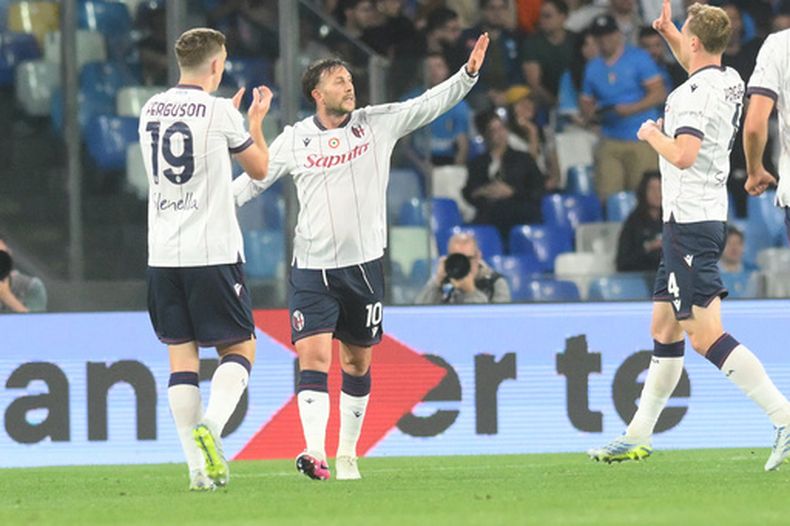 Federico Bernardeschi del Bologna celebra tras anotar en el encuentro ante el Napoli en la Serie A el lunes 11 de mayo del 2026. (Alessandro Garofalo/LaPresse via AP)