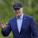 El presidente estadounidense Joe Biden saluda mientras camina la zona de césped de la Casa Blanca, en Washington, el miércoles 17 de abril de 2024, a su regreso de un viaje a Pensilvania. (AP Foto/Susan Walsh)