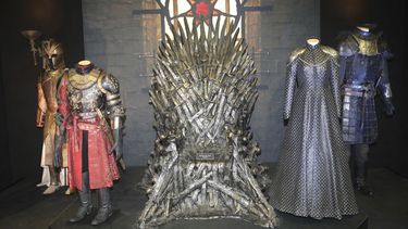 ARCHIVO -El Trono de Hierro y vestuarios en exhibición durante la inauguración de la exposición itinerante de “Game of Thrones” en el centro de exhibiciones Titanic en Belfast, Irlanda del Norte, el miércoles 10 de abril de 2019. (Foto AP, archivo)