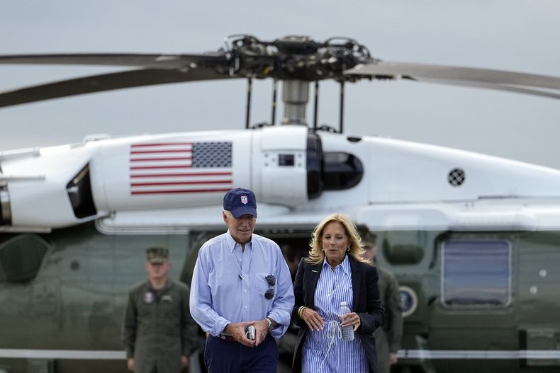 El presidente de EEUU Joe Biden y la primera dama Jill Biden caminan rumbo al avión Air Force One en el aeropuerto regional Gainesville el sábado 2 de septiembre de 2023 después de visitar las zonas afectadas por el huracán Idalia, en Gainesville, Florida. (AP Foto/Julio Cortez)