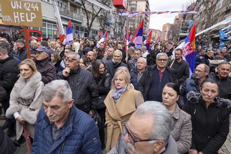 Serbios de Kosovo protestan contra la prohibición del uso de la moneda serbia en las zonas donde viven, en la parte norte de Kosovska Mitrovica, Kosovo, el lunes 12 de febrero de 2024. (AP Foto/Bojan Slavkovic)