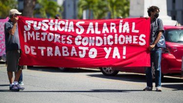 Meseros llevan sus reclamos frente a las oficinas de ASORE