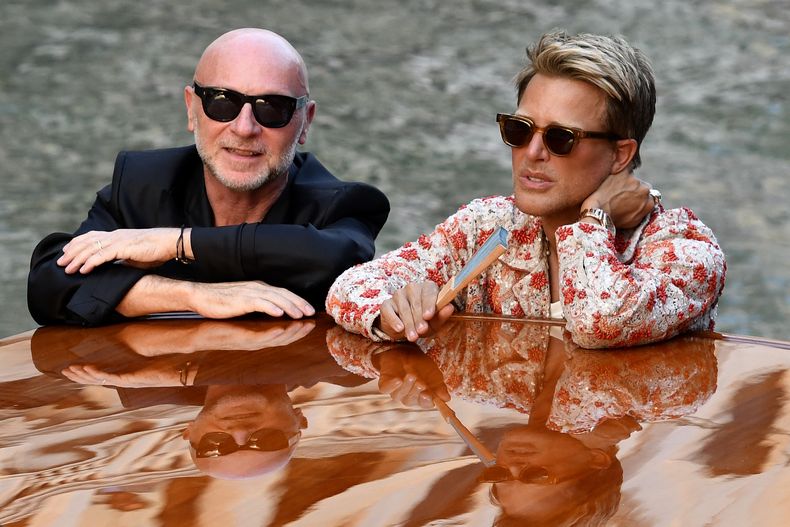 Domenico Dolce, izquierda, llega a Venecia, Italia, el jueves 26 de junio de 2025, antes de la boda de Jeff Bezos. (Foto AP/Luigi Costantini)