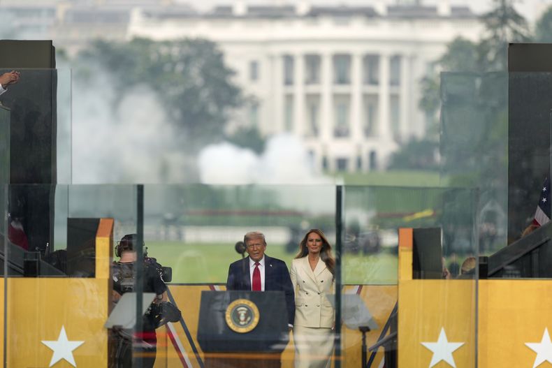 El presidente de EEUU, Donald Trump, y la primera dama Melania Trump llegan al desfile militar conmemorativo del 250mo aniversario del Ejército, que coincide con su 79no cumpleaños, el sábado 14 de junio de 2025, en Washington. (AP Foto/Julia Demaree Nikhinson)