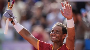 ARCHIVO - Rafael Nadal celebra tras derrotar a Marton Fucsovics en el tenis de los Juegos Olímpicos de París, el domingo 28 de julio de 2024. (AP Foto/Manu Fernández)