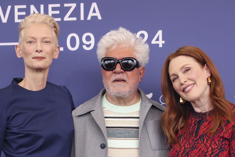 Tilda Swinton, de izquierda a derecha, el director Pedro Almodovar, y Julianne Moore posan en la sesión de The Room Next Door en la 81a edición del Festival de Cine de Venecia en Venecia, Italia, el lunes 2 de septiembre de 2024. (Foto Vianney Le Caer/Invision/AP)