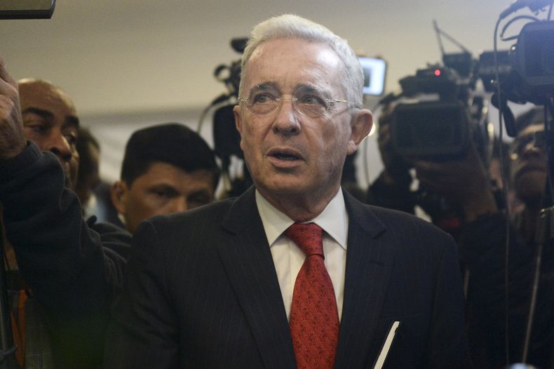 ARCHIVO - El expresidente Álvaro Uribe llega a una conferencia de prensa a la sede de un partido en Bogotá, Colombia, el 29 de junio de 2022. (AP Foto/Lina Gasca, Archivo)