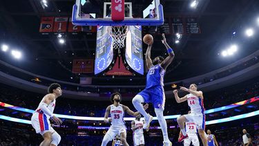 Embiid lidera ataque equilibrado y 76ers vencen a Pistons