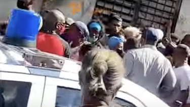 pelea tumultuaria a las afuera de un local en la habana para comprar aceite