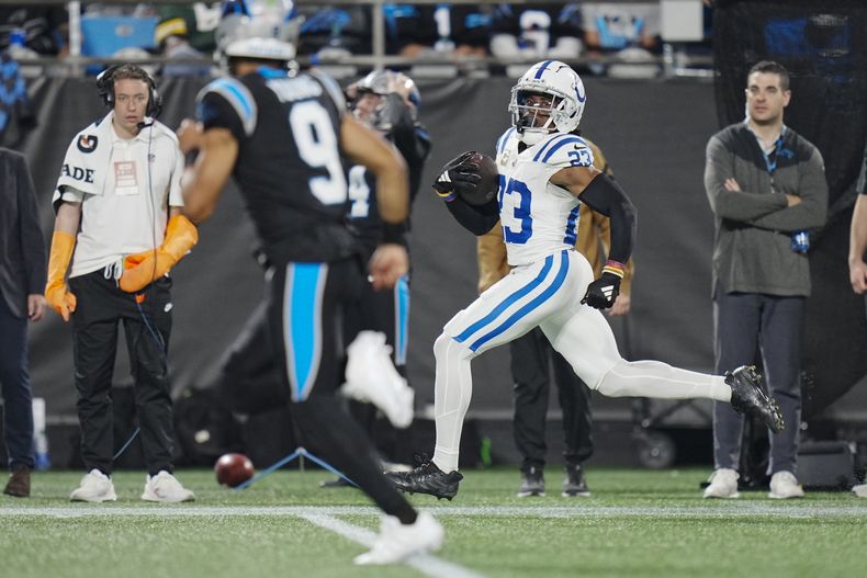 El cornerback de los Colts de Indianápolis Kenny Moore II corre para una anotación superando al quarterback de los Panthers de Carolina Bryce Young tras una intercepción en la segunda mitad del juego de NFL el domingo 5 de noviembre de 2023, en Charlotte, Carolina del Norte. (AP Foto/Rusty Jones)