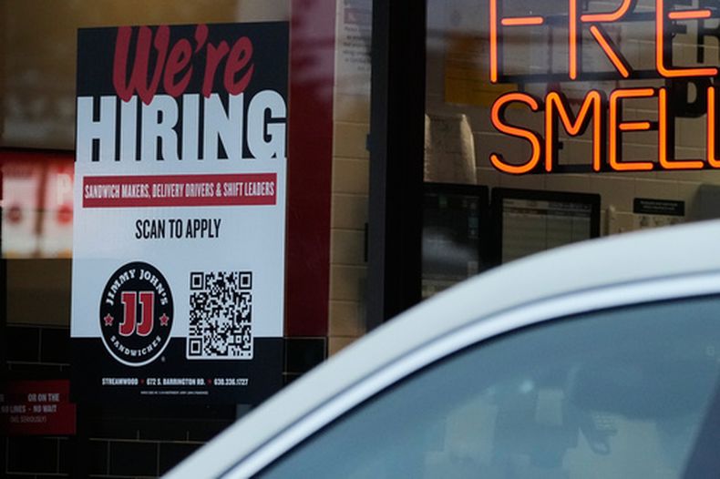 Un letrero de contratación en una tienda de emparedados, en Streamwood, Illinois, el miércoles 16 de septiembre de 2026. (AP Foto/Nam Y. Huh)