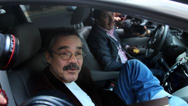 americateve | Gonzalo Garc&iacute;a, a la izquierda, hijo del escritor Gabriel Garc&iacute;a M&aacute;rquez habla a la prensa afuera del hospital donde el lpremio Nobel de Literatura de 87 a&ntilde;os  fue atendido por neumon&iacute;a. Ciudad de M&eacute;xico, martes 0