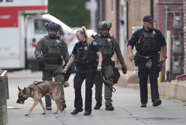 Agentes policiales investigan después de un ataque en el centro comercial Pearl Street Mall, el domingo 1 de junio de 2025, en Boulder, Colorado. (AP Foto/David Zalubowski)