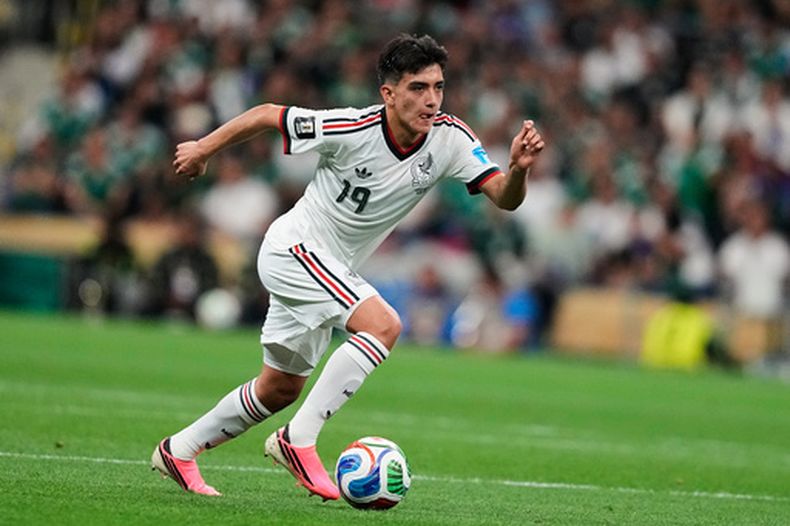Gilberto Mora, de la selección de México, conduce el balón durante el encuentro mundialista realizado el miércoles 24 de junio de 2026 (AP Foto/Natacha Pisarenko )