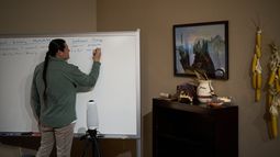 Mike Barthelemy, director de estudios nativos americanos en Nueta Hidatsa Sahnish College, escribe en una pizarra durante una clase, el jueves 30 de octubre de 2025 en New Town, Dakota del Norte. (Foto AP/John Locher, Archivo)