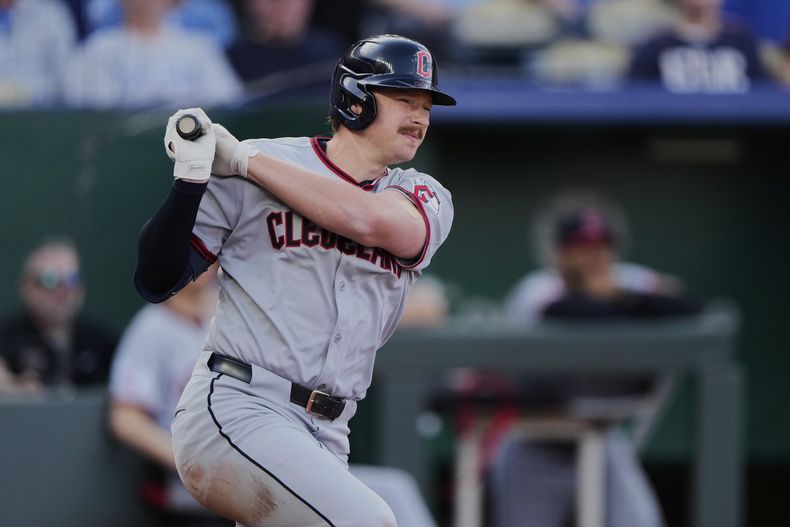 Kyle Manzardo de los Guardianes de Clveland luego de dar un doble ante los Reales de Kansas City, el jueves 27 de marzo 2025, en Kansas City, Missouri. (AP Foto/Charlie Riedel)