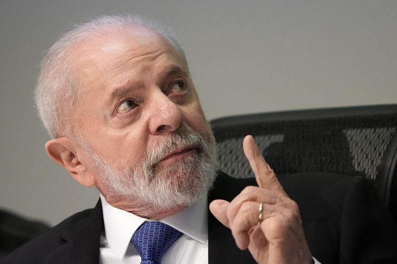 El presidente brasileño Luiz Inácio Lula da Silva se presenta en la sesión de inicio de un foro sobre la transición energética en Brasilia, Brasil, el miércoles 14 de agosto de 2024. (AP Foto/Eraldo Peres)