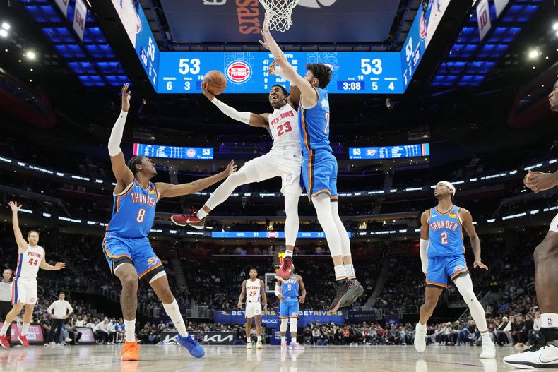 Jaden Ivey (23) de los Pistons de Detroit intenta anotar sobre Chet Homgren (7) del Thunder de Oklahoma City, el domingo 28 de enero de 2024, en Detroit. (AP Foto/Carlos Osorio)